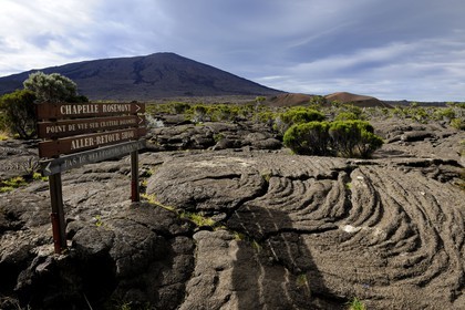 France, île de la Réunion, volcan du Piton de la Fournaise, classé Patrimoine Mondial de l'UNESCO, le cratère Formica Léo au premier plan et le cratère Dolomieu dans l'Enclos