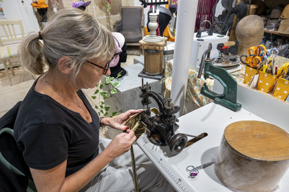 France, Côte-d'Or (21), Dijon, la modiste Meilleur Ouvrier de France Sara Tintinger confectionnant un chapeau dans son atelier-boutique Bibi & Bob de la rue d'Assas
