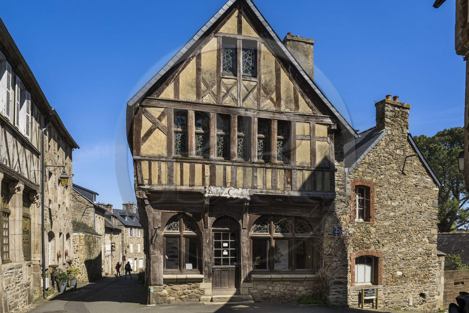 France, Côtes-d'Armor (22), Tréguier, facade de maison à pans de bois typique du Trégor dans la rue Ernest Renan