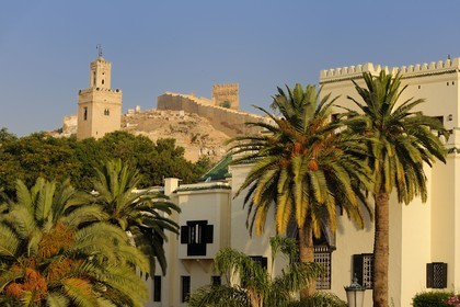 Maroc, Moyen Atlas, Fès, ville impériale, hôtel Sofitel Palais Jamai sous le minaret de la mosquée Bab Guissa et les remparts de la ville