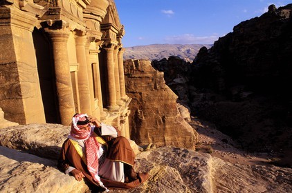 Jordanie, Petra, un bedouin contemple le coucher à mi-hauteur du Deir (le Monastère), 42 m de haut
