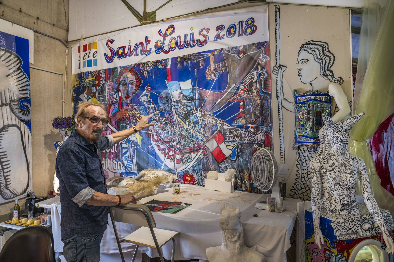 France, Hérault (34), Sète, ateliers d'artistes dans les anciens chais Saint-Raphaël reconvertis en friche artistique, l'artiste peintre Jean-Jacques François dans son atelier