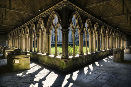 France, Côtes-d'Armor (22), Tréguier, cathédrale Saint-Tugdual, le cloitre de style gothique flamboyant de 1461