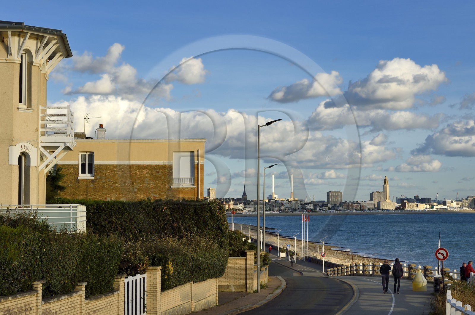 France, Seine-Maritime (76), la commune de Sainte-Adresse, villa boulevard Foch et Le Havre en arrière plan
