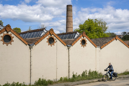 France, Vendée (85), Mallièvre, la véloroute Vendée Vélo Tour passe devant l'usine Couleurs & Textiles qui symbolise l'histoire industrielle tisserands de la ville