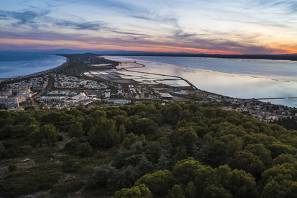 France, France, Hérault (34), Sète, le Lido de Thau situé entre la mer et l'étang de Thau sur le cordon littoral reliant les deux communes de Sète et de Marseillan, vue depuis le Mont Saint-Clair (vue aérienne)