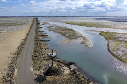 France, Vendée (85), île de Noirmoutier, Barbatre, l'estran en bordure du passage du Gois, chaussée submersible qui relie l'île au continent à marrée basse, un des refuges au premier plan (vue aérienne)