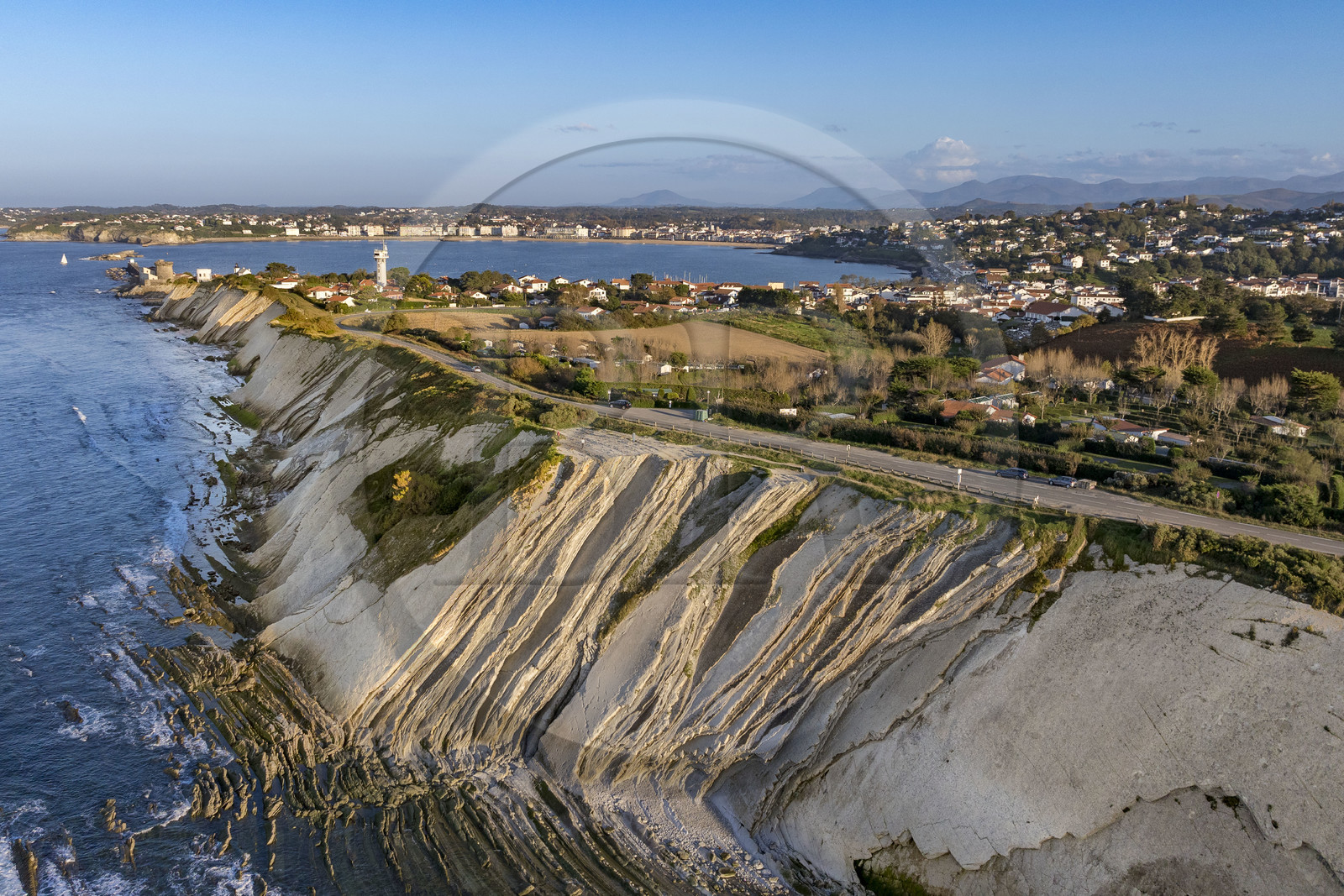 France, Pyrénées-Atlantiques (64), Pays-Basque, la Corniche Basque, Urrugne, les falaises de flysch et le fort de Socoa protégeant la baie de Saint-Jean-de-Luz en arrière plan (vue aérienne)