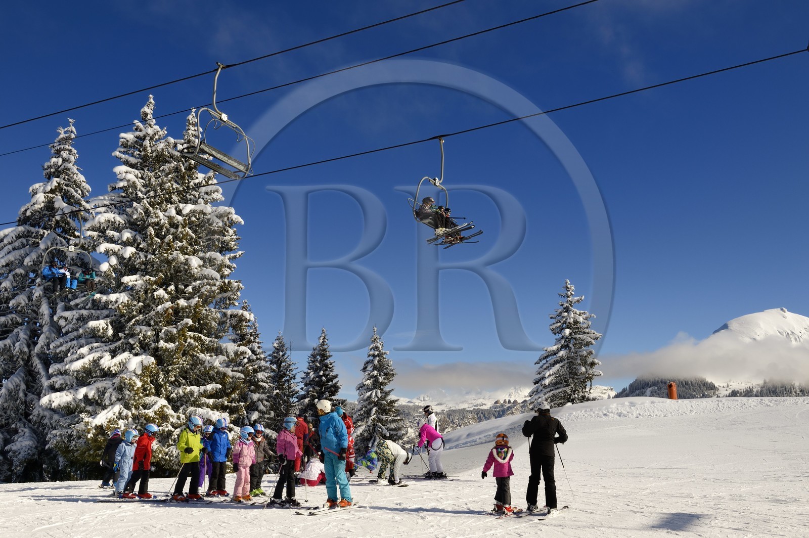 France, Haute-Savoie (74), Morzine, la vallée d'Aulps, massif du Chablais, domaine skiable des Portes du Soleil, télésiège du Belvédère du Pléney (1554m)