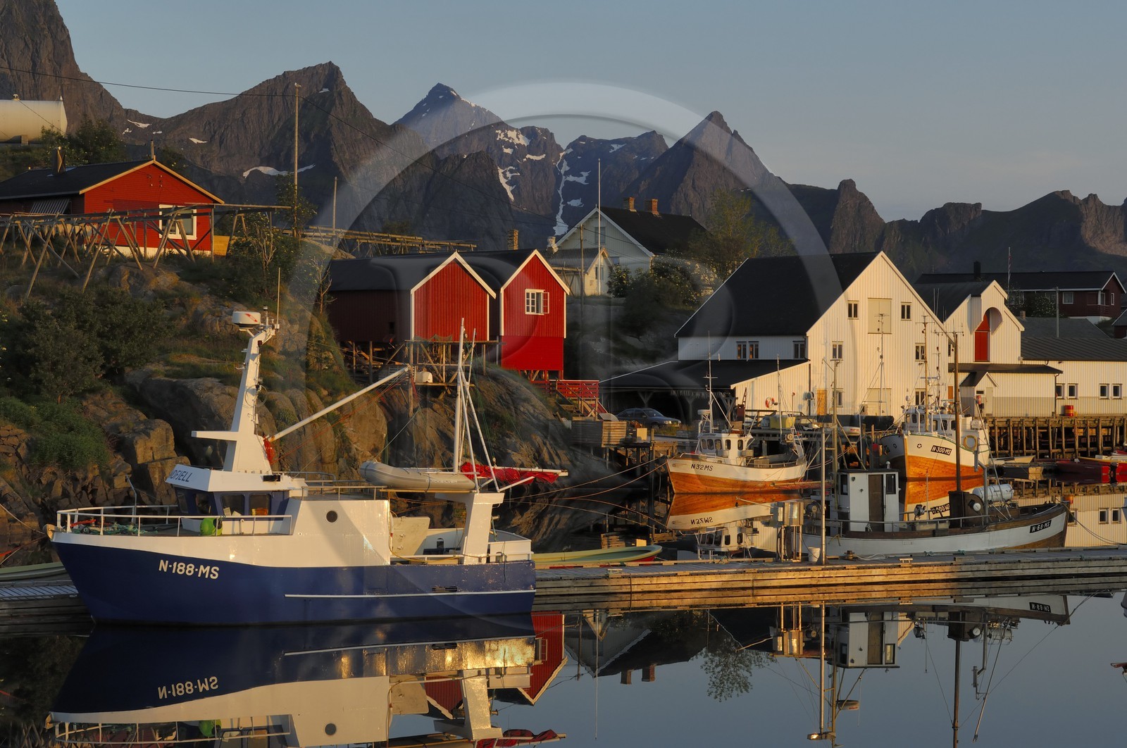 Norvège, Nordland, Iles Lofoten, Ile de Moskenes, port de pêche de Hamnoy près de Reine au soleil de minuit