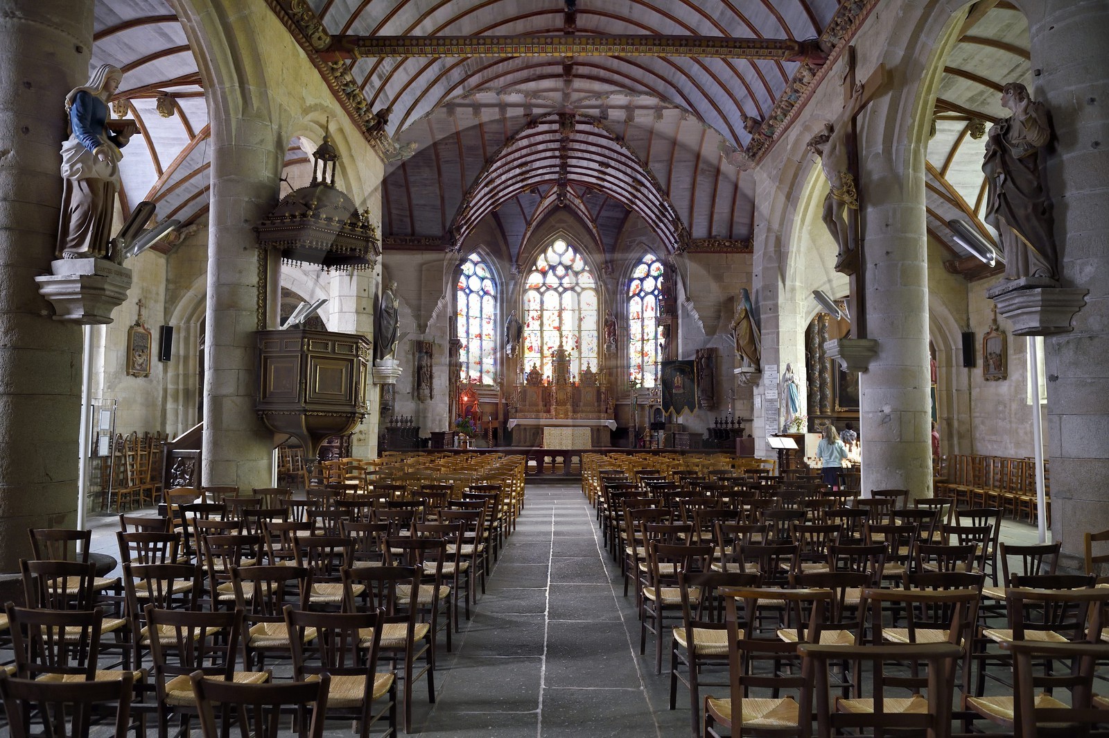 France, Finistère (29), église de Pleyben, sculptures peintes en bois sur la sablière décorant la voûte (16ème siècle)