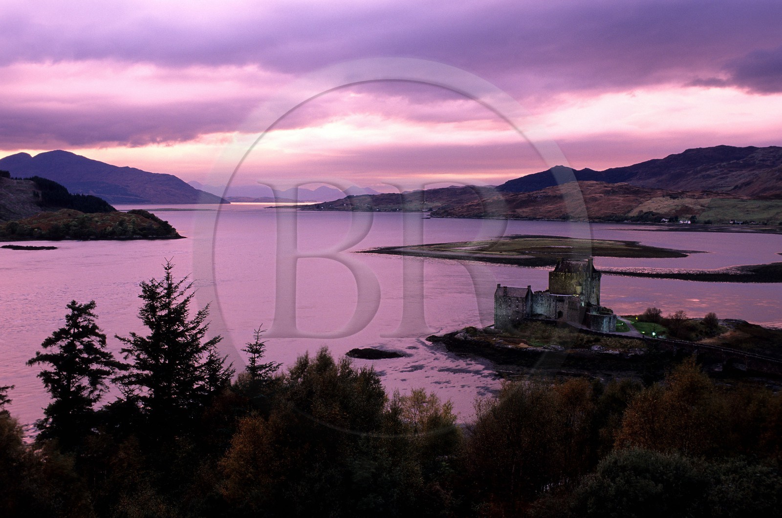 Royaume-Uni, Ecosse, région des Highlands, Eilean Donan Castle à l' entrée du Loch Duich