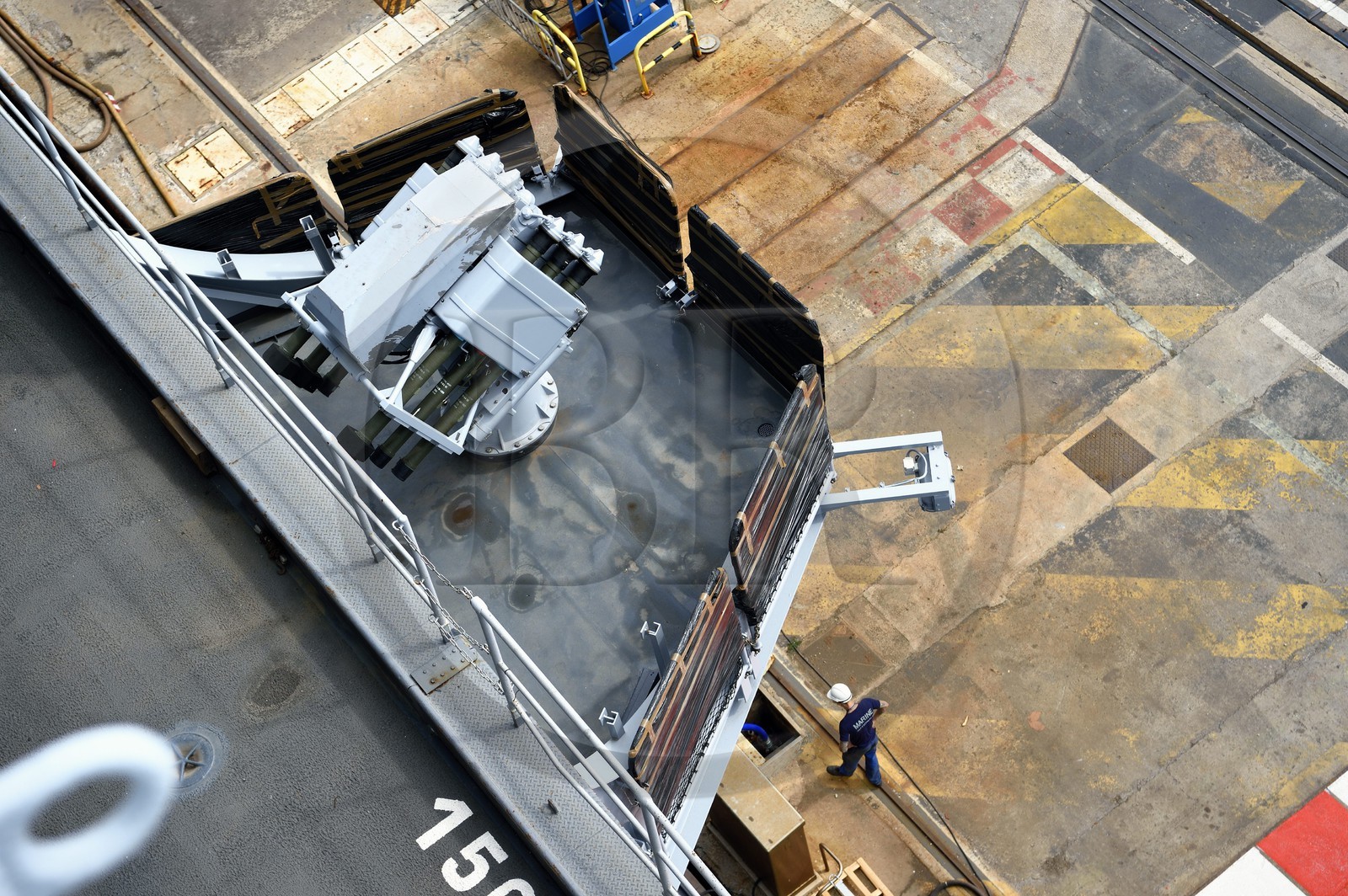 France, Var (83), Toulon, la base navale (Arsenal), le porte-avions à propulsion nucléaire Charles de Gaulle en rénovation de mi-vie, missiles sol-air pour son autodéfense