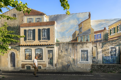 France, Vendée (85), Les-Sables-d'Olonne, quartier de La Chaume, fresque en trompe-l'oeil réalisée en 1997 place Sainte Anne par l'artiste Manfred Landreau