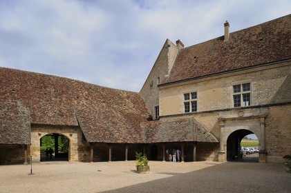 France, Côte-d'Or (21), le Château du Clos-de-Vougeot (vignoble des Côtes de Nuit), la cour