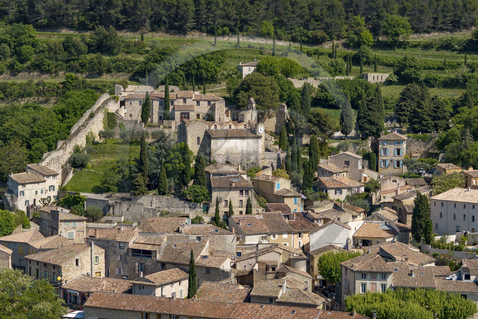France, Vaucluse (84), Dentelles de Montmirail, Gigondas, le village au pied des Dentelles Sarrasines (vue aérienne)