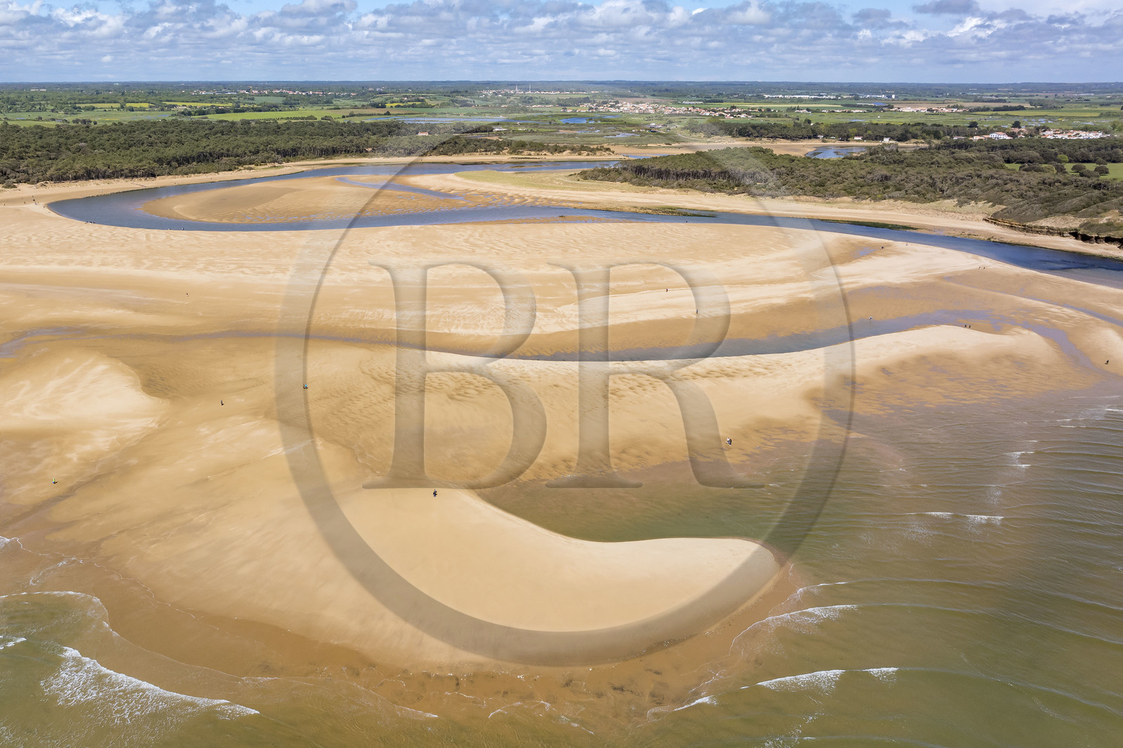 France, Vendée (85), Jard-sur-Mer, la Pointe du Payré, la plage du Veillon et estuaire de la rivière Payré (vue aérienne)