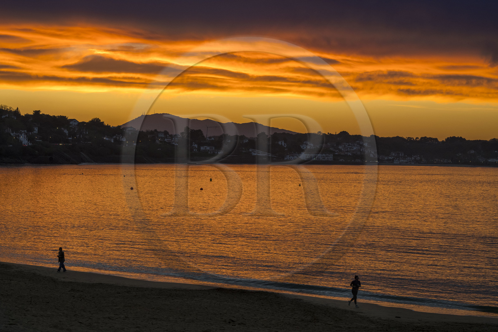 France, Pyrénées-Atlantiques (64), Pays-Basque, Saint-Jean-de-Luz, promeneurs sur la Grande Plage, la côte de Ciboure dans la baie et le mont espagnol Jaizkibel en arrière plan