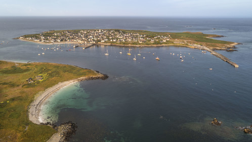 France, Finistère (29), Mer d'Iroise, archipel de Molène, Ile de Molène et l'ilot Lédenez Vraz au premier plan (vue aérienne)