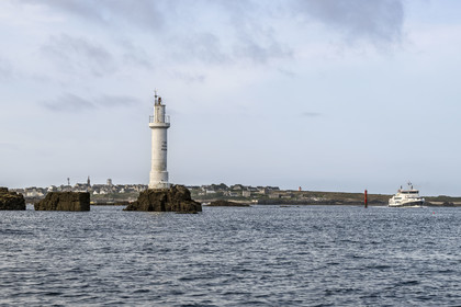 France, Finistère (29), Mer d'Iroise, Ile de Molène, navire de la Penn ar Bed assurant la liaison avec les iles de Molène et Ouessant, départ de l'Ile de Molène et passage du feu des Trois Pierres