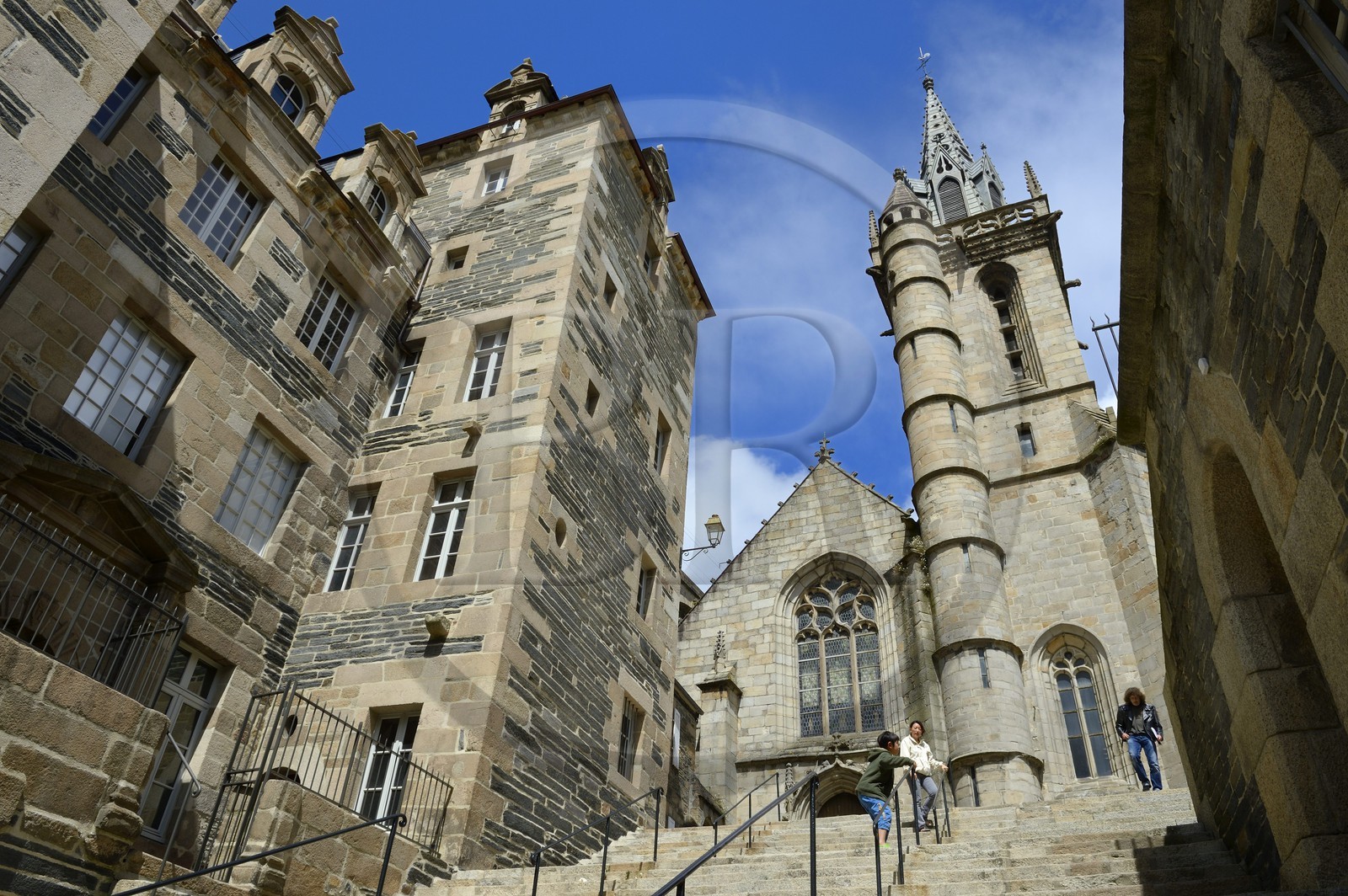 France, Finistère (29), Morlaix, l'église Saint-Melaine  Hôtel dit de François du Parc à gauche