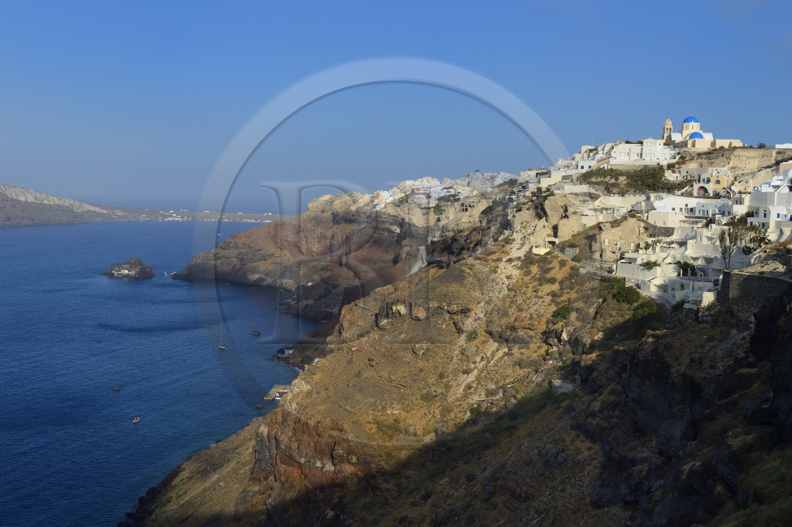 Grèce, Les Cyclades, mer Égée, île de Santorin (Thira ou Théra), le village de Oia qui surplombe la Caldera