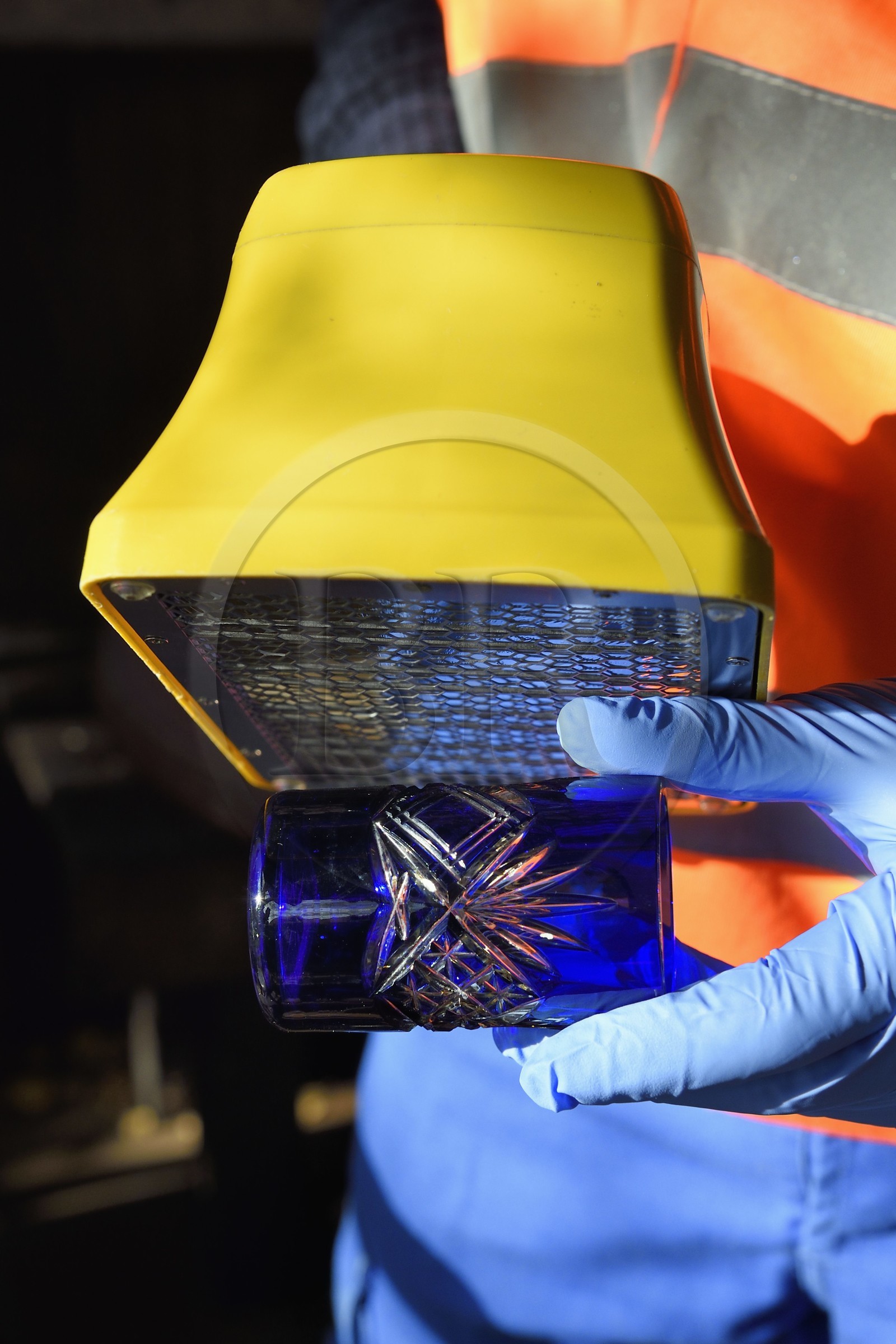 France, Bas-Rhin (67), Schiltigheim, intervention d'ingénieurs de l’Agence nationale pour la gestion des déchets radioactifs (Andra) chez des particuliers pour enlever la radioactivité d’un modèle rare de fontaine au radium centenaire, le contaminamètre mesure le niveau de contamination radioactive résiduelle, ici sur le verre