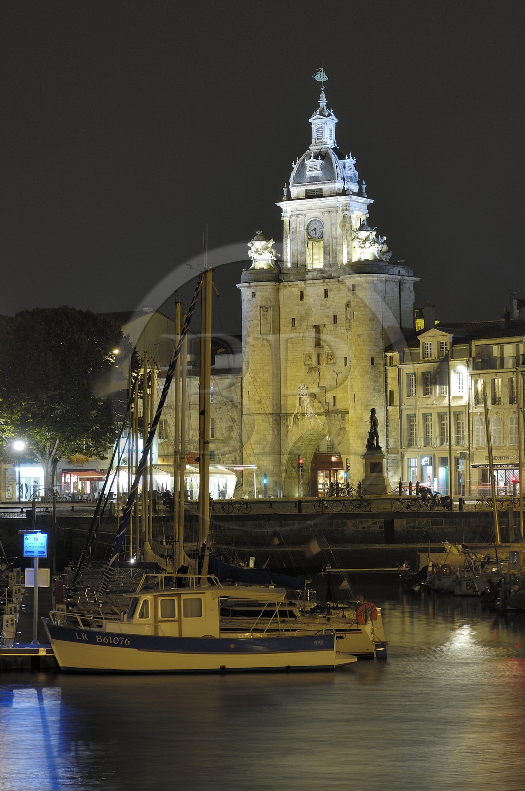 France, Charente-Maritime (17), La Rochelle, le Vieux Port, la Porte de la Grosse Horloge au bout du quai Duperré