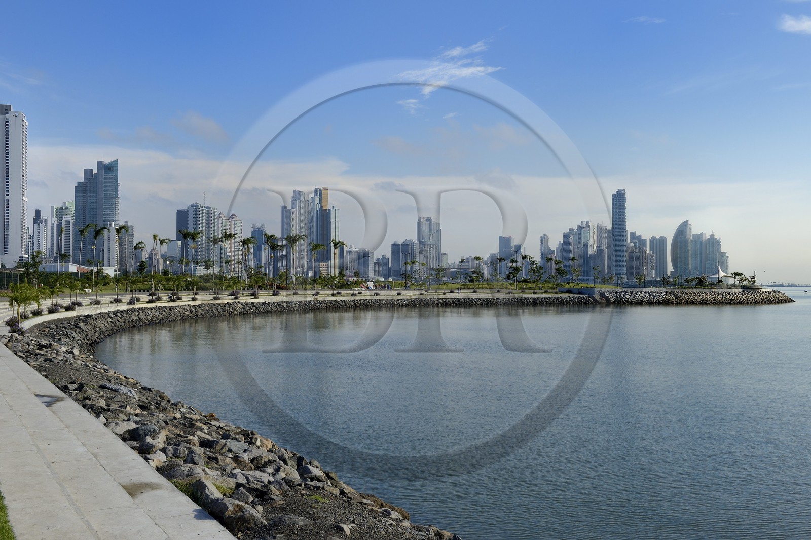 Panama, Panama City, le front de mer et ses gratte-ciels depuis l'avenida Balboa Cinta Costera, la pointe Colon et la Trump tower en arrière plan à droite