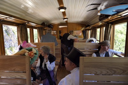 France, Alpes-de-Haute-Provence (04), entre Annot et Saint-Benoit, le Train des Pignes, membres de l'AHVAE (Association d'histoire vivante et de d'archéologie expérimentale) en costume Belle Epoque dans une voiture voyageur datant de 1892