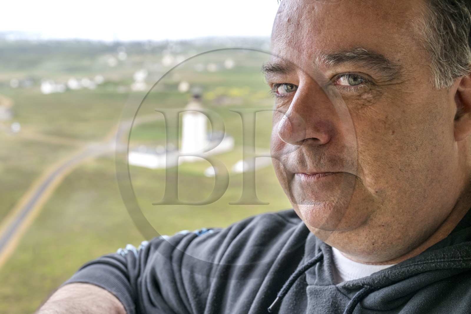 France, Finistère (29), Mer d'Iroise, Ile d'Ouessant, tour radar du Stiff de l'architecte Jean Prouvé (1982) qui surveille le rail de circulation maritime dans la Manche pour le Cross Corsen, Patrick Cornic, technicien du CROSS en poste depuis 2014, le phare du Stiff en arrière plan