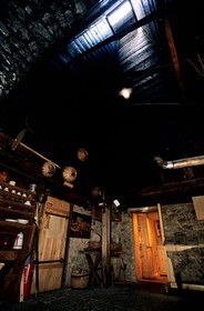 France, Doubs (25), La-Combe-des-Cives, écomusée maison Michaud (ferme du 17ème siècle), la cheminée qui fait aussi office de séchoir