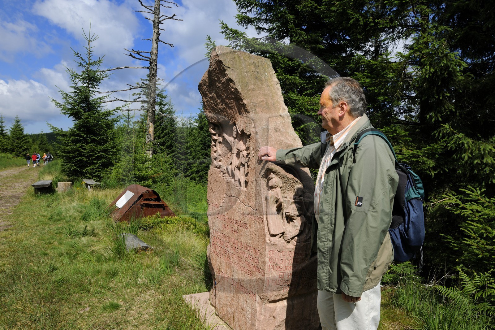 France, Vosges (88), chemin des passeurs au Donon sur la trace de la filière d'évasion du Rehtal, Hubert Ledig, dont le père, (du même prénom) était passeur pendant la deuxième guerre mondiale devant le monument aux passeurs - pierre commémorative sculptée par Raymond Keller, un artiste de Molsheim