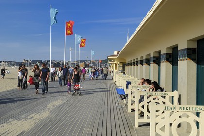 France, Calvados (14), Pays d'Auge, Deauville, la plage, la Promenade des Planches en souvenir des réalisateurs et acteurs de cinéma