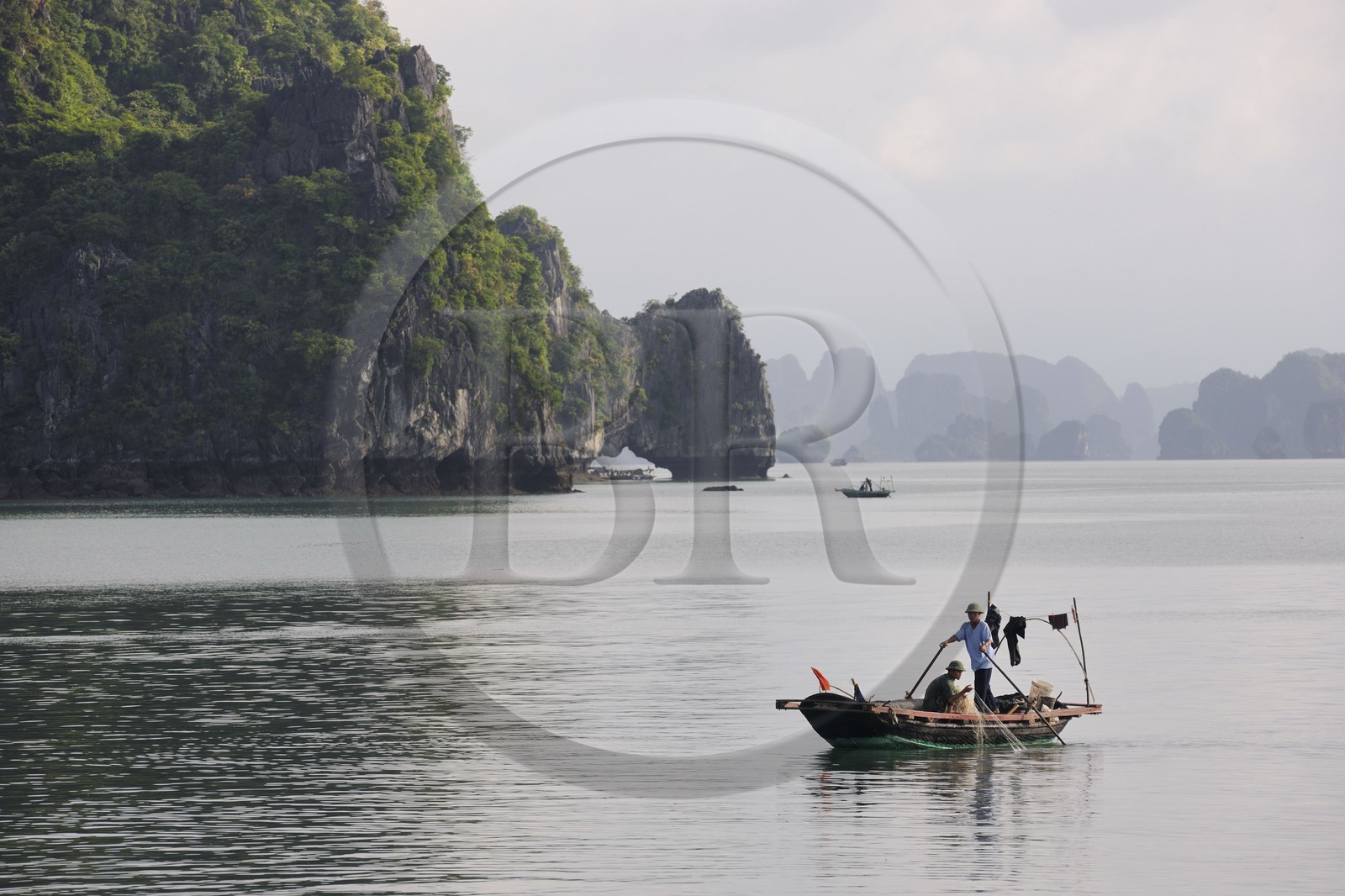 Vietnam, province de Quang Ninh, la Baie d'Halong classée Patrimoine Mondial de l'UNESCO, bateau de pêche entre les iles karstiques