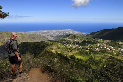 France, Ile de la Reunion, Parc National de la Réunion classé Patrimoine Mondial de l'UNESCO, La Possession, François Gaulin regardant vers le village de Dos d'Ane, randonnée de la Roche Bouteille par le sentier Cap Noir, la Rivière des Galets sur la cote Ouest en arrière plan