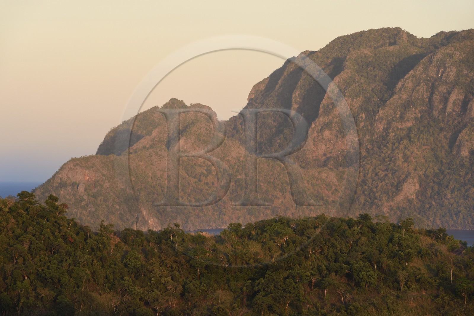 Philippines, Calamian Islands dans le nord de Palawan, Coron Island Natural Biotic Area, la montagne dite de l'homme allongé