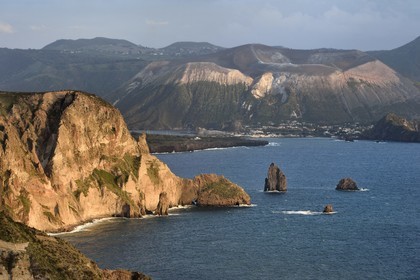 Italie, Sicile, iles Eoliennes, classées Patrimoine Mondial de l'UNESCO, Ile de Lipari, les falaises de la côte Sud-Ouest de l'île à Quattrocchi face à l'Ile de Vulcano en arrière plan