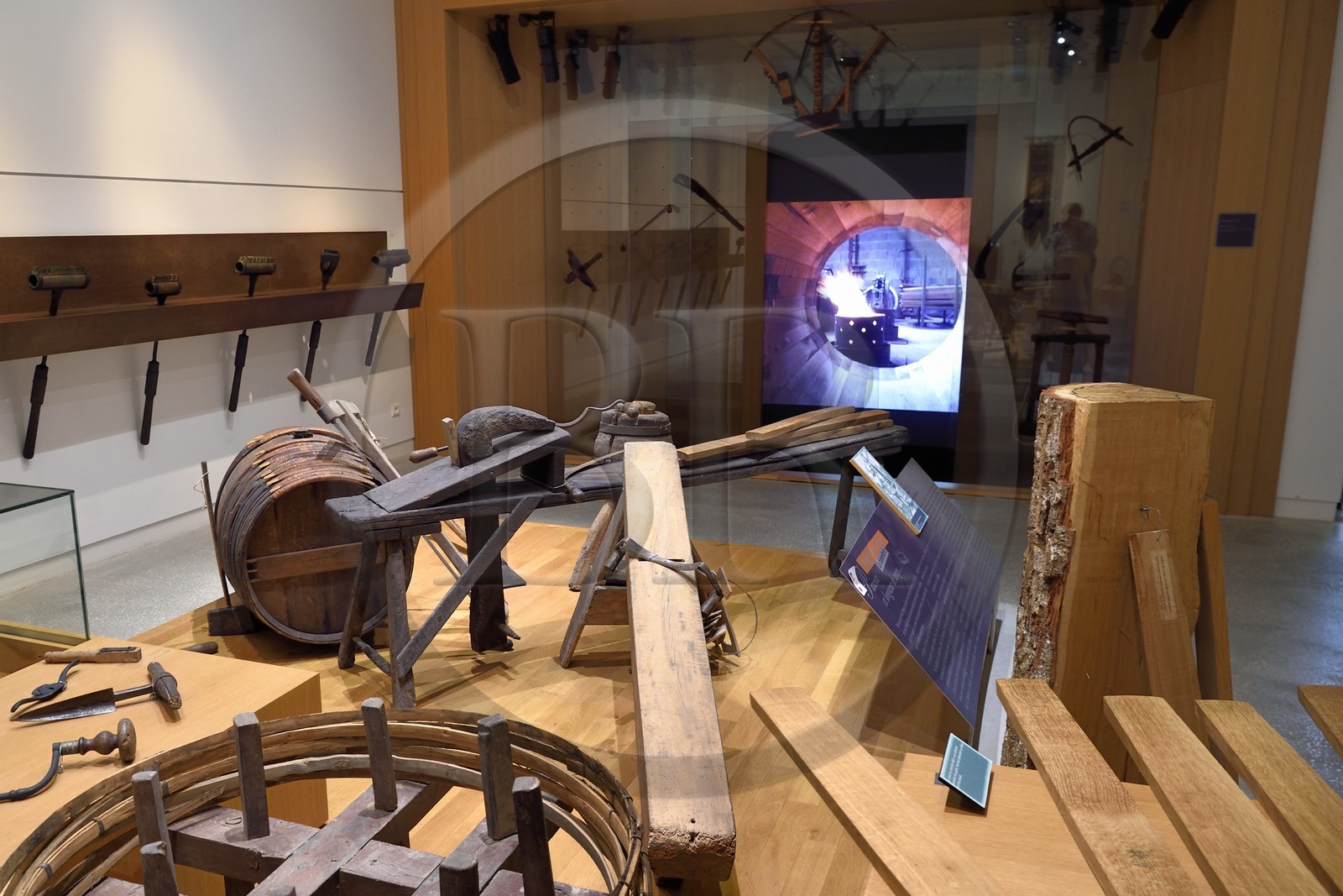 France, Charente (16), Cognac, Musée des Arts de Cognac,salle explicative sur la fabrication des tonneaux
