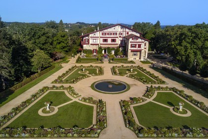 France, Pyrénées-Atlantiques (64), Pays-Basque, Cambo-les-Bains, la Villa Arnaga et  son jardin à la française, musée et maison d'Edmond Rostand de style néo-basque (vue aérienne)