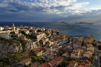 France, Bouches-du-Rhône (13), Marseille, quartier d'Endoume, le Vallon des Auffes, l'archipel du Frioul avec le Chateau d'If en arrière plan