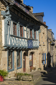 France, Côtes-d'Armor (22), Tréguier, facade de maison à pans de bois typique du Trégor dans la rue Ernest Renan