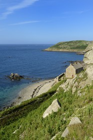 France, Côtes-d'Armor (22), Perros-Guirec, archipel et réserve ornithologique de Sept-Iles, Ile aux Moines, ancienne caserne et l'Ile Bono en arrière plan