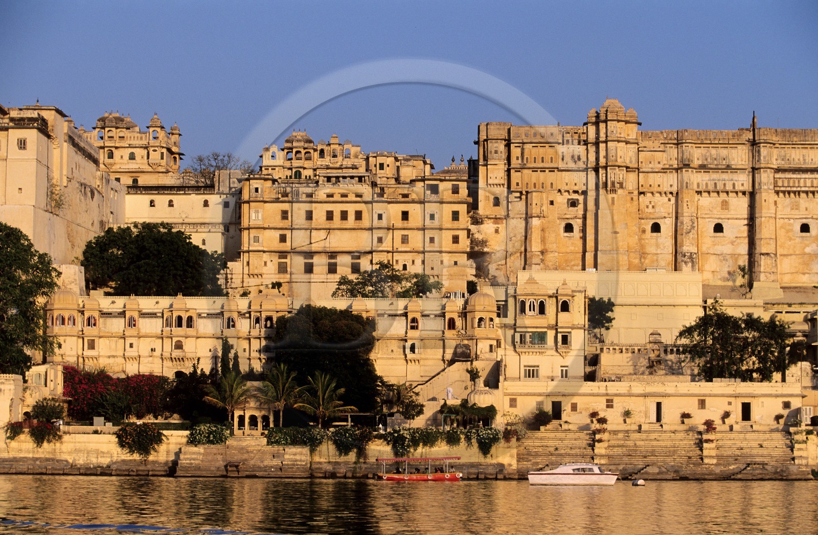 Inde, état du Rajasthan, Udaipur, le City Palace se reflètant dans le lac Pichola