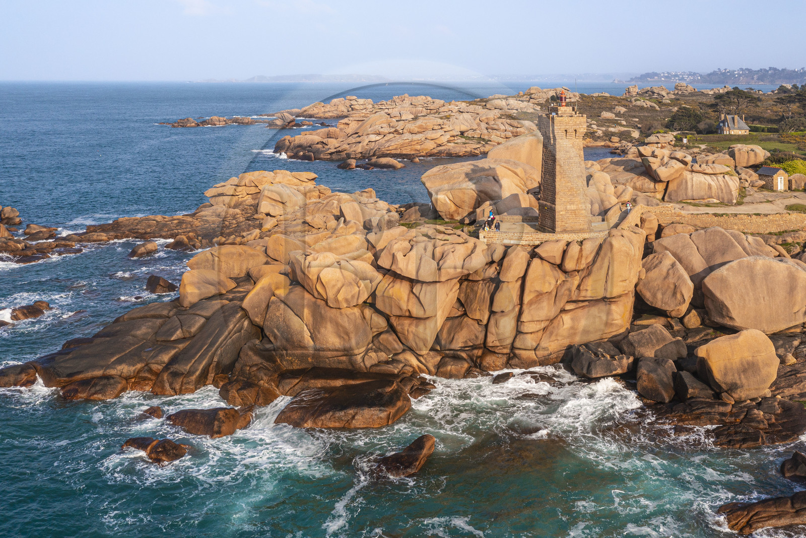 France, Côtes-d'Armor (22), Côte de Granit Rose, Perros-Guirec, Ploumanac'h, pointe de Skewell (Squéouel), le phare de Mean Ruz sur le sentier des Douaniers aussi chemin de Grande Randonnée GR 34 (vue aérienne)