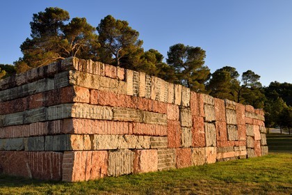 France, Bouches-du-Rhône (13),  Le Puy Sainte Réparade, Chateau La Coste domaine viticole et centre d'art contemporain, Wall of Light Cubed par l'artiste Sean Scully (Mention Obligatoire)