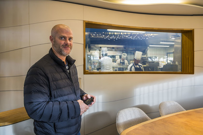 France, Charente-Maritime (17), La Rochelle, le chef étoilé Christopher Coutanceau dans son restaurant gastronomique 2 étoiles Michelin, devant la vitre à cristaux liquides que l’on peut opacifier de la Table du Chef