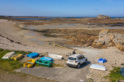 France, Côtes-d'Armor (22), Côte d'Ajoncs, Plougrescant,  Anse de Pors (Porz) Scaff à marée basse, fin de route (vue aérienne)