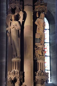 France, Bas-Rhin (67), Strasbourg, vieille ville classée au Patrimoine Mondial de l'UNESCO, la cathédrale Notre-Dame, bras sud du transept, le pilier des Anges construit vers 1230
