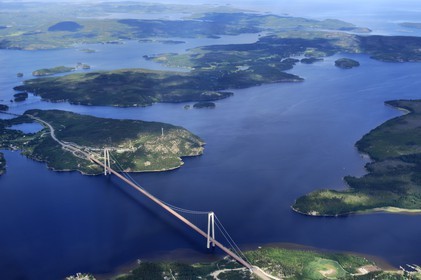 Suède, Västernorrlands, pont suspendu de la Haute Côte (Höga Kusten Bridge) sur la route européenne 4 au nord de Härnösand (vue aérienne)